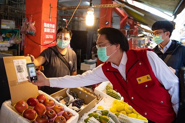 基隆市長林右昌率先要民眾依身分證字號尾數，單日單數、雙日雙數分流上傳統市場買菜，高雄、新竹、桃園、台中、宜蘭、苗栗等縣市都跟進。圖／基隆市政府提供