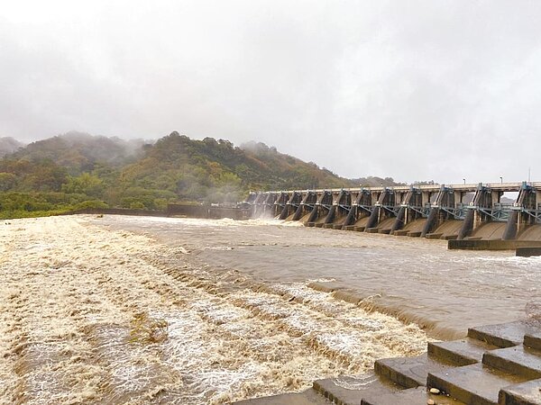連日梅雨帶來豐沛雨量,石岡水壩將滿載已進行調節性放水。(民眾提供/陳淑娥台中傳真)