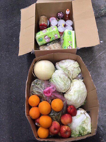 方荷生提供防疫物資給居檢者或居隔著使用。圖/中正區忠勤里里長方荷生提供