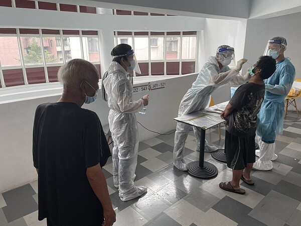 亞東醫院醫檢師及板橋區執業耳鼻喉科醫師為街友進行快篩,結果均為陰性。圖/新北市社會局提供