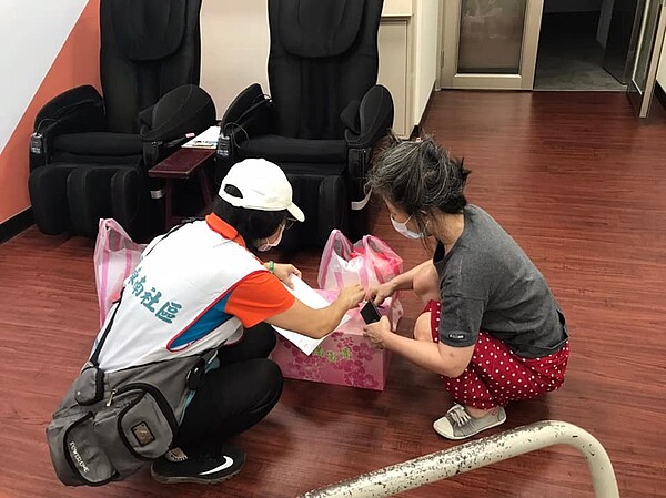 長輩如果確診,若有慢性病在身會有較大機率轉成重症,出現生命危險。圖/新北市民政局提供