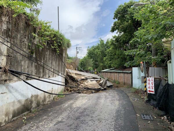 鳳山區過埤路2巷擋土牆坍塌。圖／高雄市政府提供