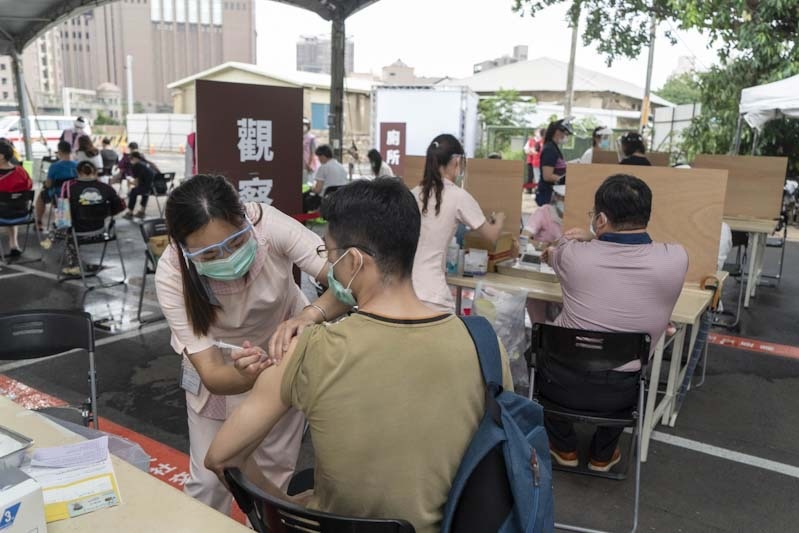 竹市設4疫苗施打站，號召醫護、志工共組「防疫新竹隊」。圖／新竹市衛生局提供