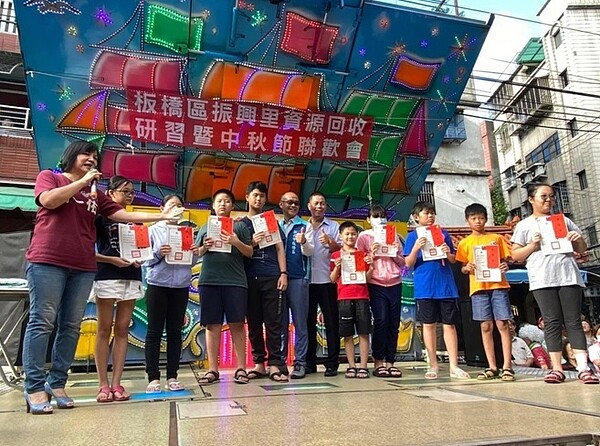 振興里提供獎助學金鼓勵年輕學子用功讀書。圖/里長提供