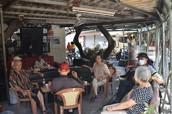 資收站旁原為一處空地,經由黃清順改造後,現成為里民聚會的好所在。圖/江翊柔攝