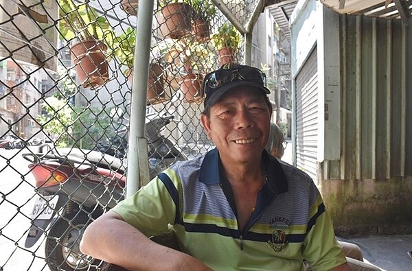 黃清順建立手機群組,促進辦公效率也方便里民獲得活動消息。圖/江翊柔攝