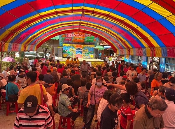 許多里民出席中秋晚會,相當熱鬧。圖/里長提供