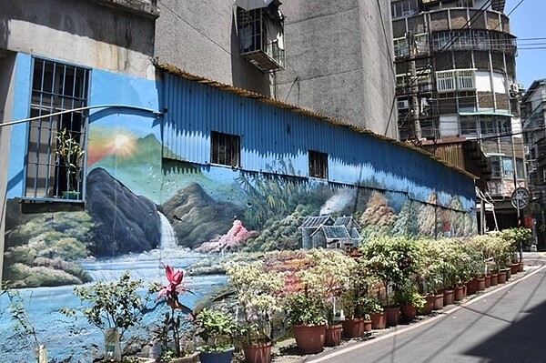 顏色豐富的牆壁彩繪是振興里的特色之一。圖/江翊柔攝