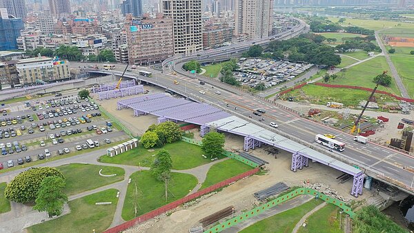 中正橋改建工程,主橋吊裝前置作業。圖/台北市政府提供