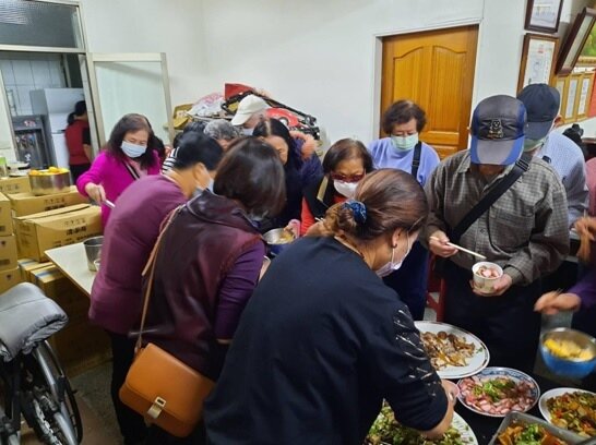 振興里的銀髮族共餐由志工親自料理，健康又美味。圖／里長提供