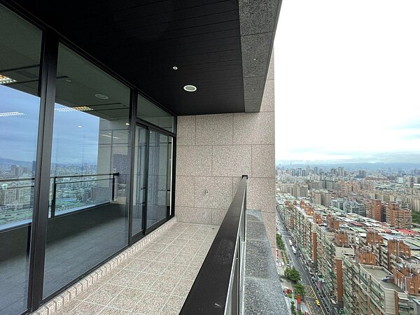 疫情讓企業主重視商辦空間和規劃,選擇有對外窗、陽台設計成為趨勢。圖/業者提供