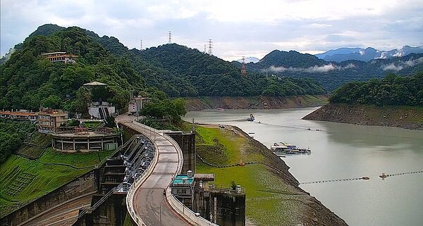 自5月28日開始發威的梅雨鋒面很給力，截至2日上午這波梅雨共計挹注全台水庫1億4598萬噸。圖為石門水庫。圖／桃園市觀光旅遊局即時影像
