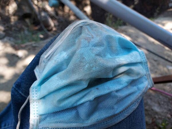 大熱天下的工人口罩!由於沾了土塵與汗水濕透,讓他們無法呼吸,必須換口罩,一張照片道盡基層勞工的辛酸。圖/翻攝自盧姓網友臉書留言