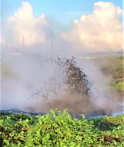 屏東縣萬丹鄉灣內村內的泥火山2日清晨噴發，村陳玉意一早在臉書PO出萬丹泥火山滾滾泥漿噴發的影片。圖／陳玉意提供