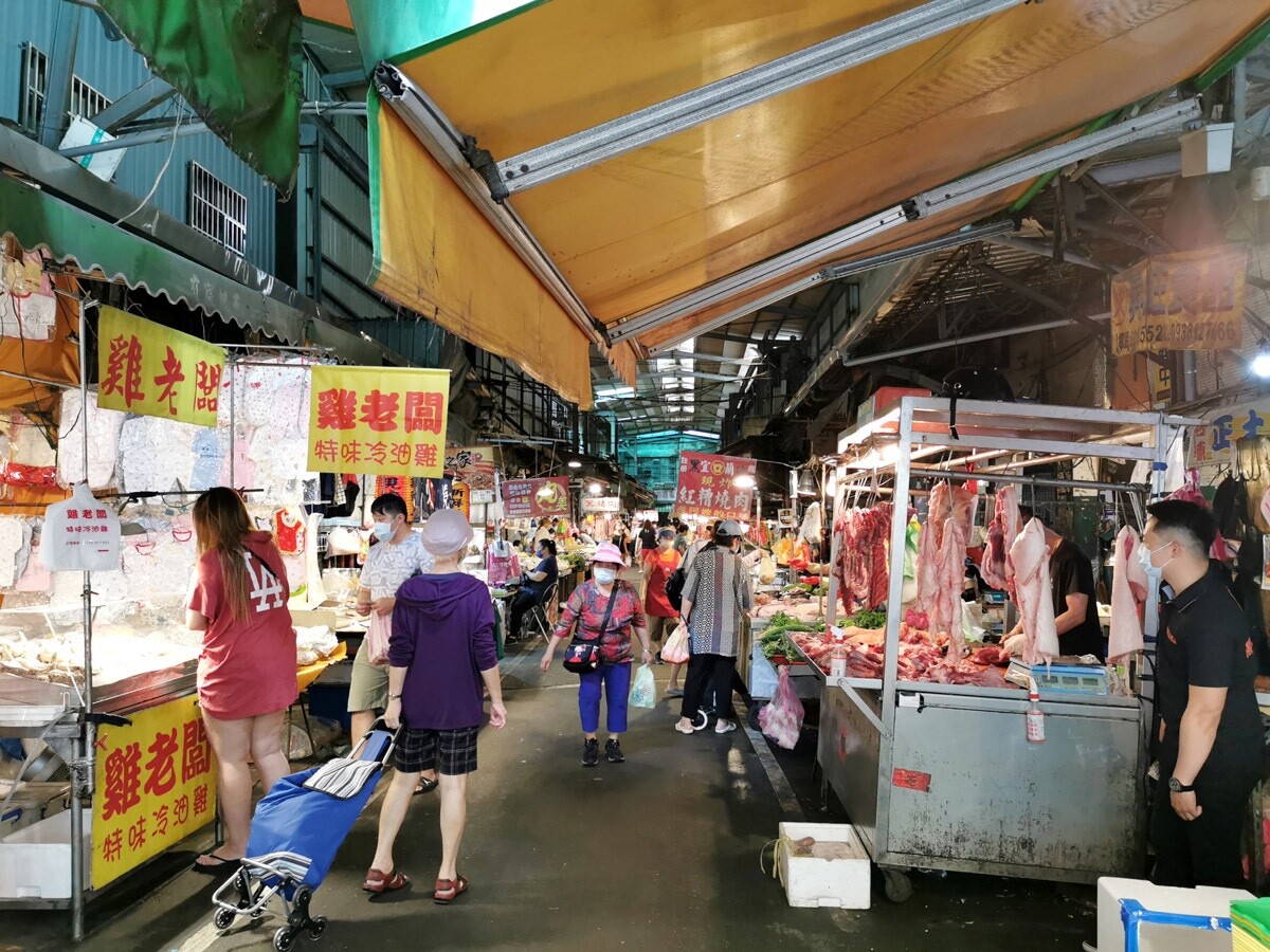 桃園區南門市場採買人潮銳減，管委會攤商稽查宣導身分證單雙分流「很難執行」。記者曾增勳／攝影