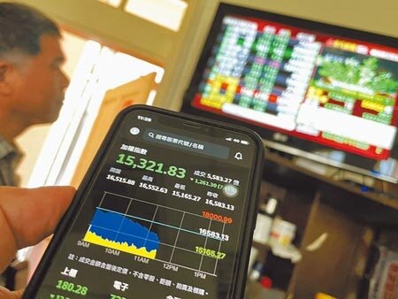 近期股價大漲的高端股票本周連吞3根跌停,執政黨炒作國產疫苗質疑聲浪不斷。圖為民眾用手機看盤。(本報資料照片)