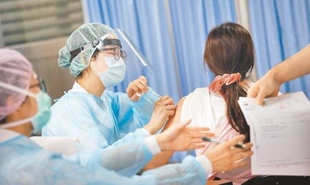 中央流行疫情指揮中心2日宣布,由於6月底前將有200萬劑疫苗陸續抵台,指揮中心將廣設接種站大規模施打,擴大接種普及率。台北市立聯合醫院忠孝院區2日起,安排第一線醫護人員施打疫苗。(范揚光攝)