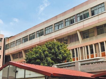 淡水馬偕醫院5月31日針對所有病患、陪病者採檢,有4位陪病者、6位原本採檢陰性病人,以及3位護理師共計13人染疫,衛生局長陳潤秋表示,初判此案為院內群聚感染事件。(戴上容攝)