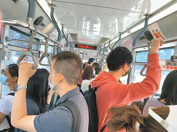 北市自升三級警戒後,公車運量減少近8成,平日班次減少3成、假日減5成,民眾抱怨要苦等半小時至1小時,且更擁擠,增加染疫風險。(北市議員陳怡君提供/張穎齊台北傳真)