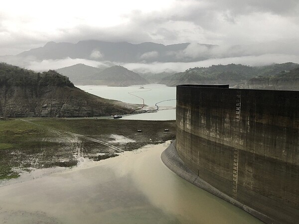 梅雨鋒面雖有挹注水庫，但曾文水庫蓄水率才4%，供灌農業仍缺很大。圖／南水局提供