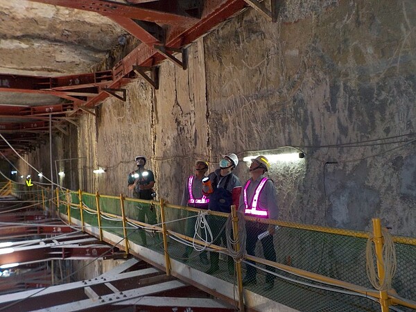 捷運工區內箱涵底部勘查。圖/台北市政府提供