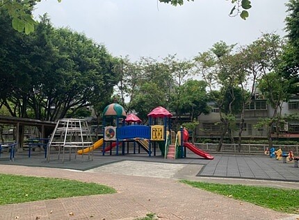永豐公園的遊樂設施。圖/王郁婷拍攝