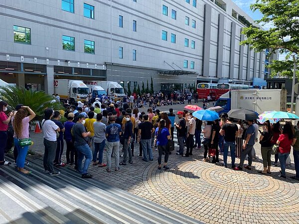 苗栗突爆增34例確診個案，其中有32例為電子廠移工群聚，7千人大快篩現場湧人潮。圖／取自曾玟學臉書