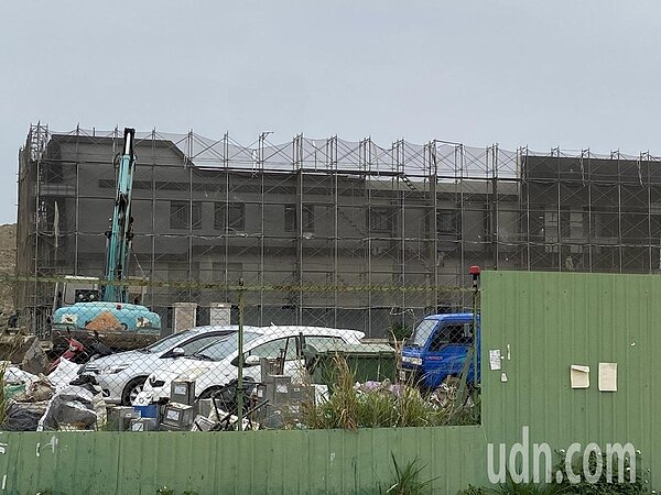 國內新冠疫情擴散,也影響營造業和公共工程施工,南投縣政府公告縣內工程建照、執照自動延長一年。記者江良誠/攝影