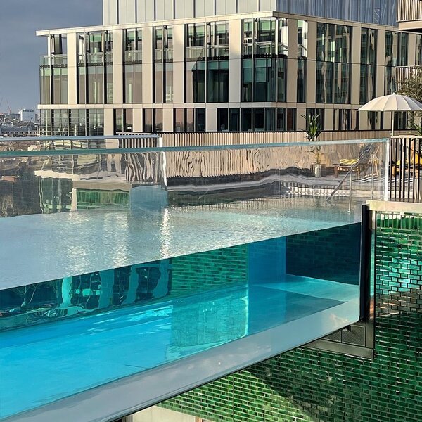 「天空泳池」坐落在倫敦西南部九榆樹區（Nine Elms）的「大使花園」（Embassy Gardens）建案，附近就是美國大使館。圖／取自Embassy Gardens臉書
