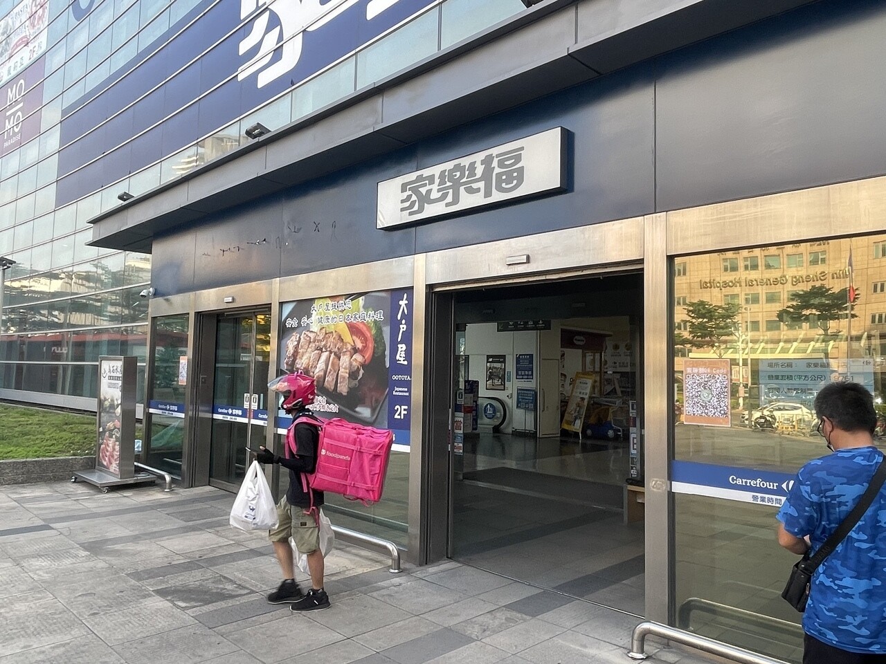 桃園市要求量販店人流減半，有小型超市業者認為，近日來客量不減反增，不可能抽出人力隨時清點，也沒經費裝計數器，直呼政府「不知民間疾苦」。圖／聯合資料照