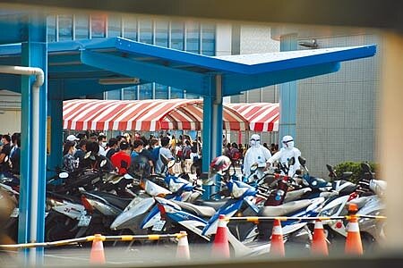 京元電竹南廠驚爆群聚感染,快篩站3日聚集許多員工等候PCR檢測及快篩。(謝明俊攝)