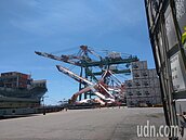 損失破六億！貨輪猛撞高雄港起重機　責任未釐清禁離港