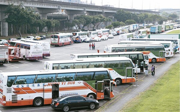 交通部今公布紓困4.0方案,總計投入42.77億元在陸運紓困,其中計程車、遊覽車、小客車租賃業代僱駕駛,給予一次性補貼3萬元;遊覽車營運補貼,每車最高補助一萬元。圖/聯合資料照