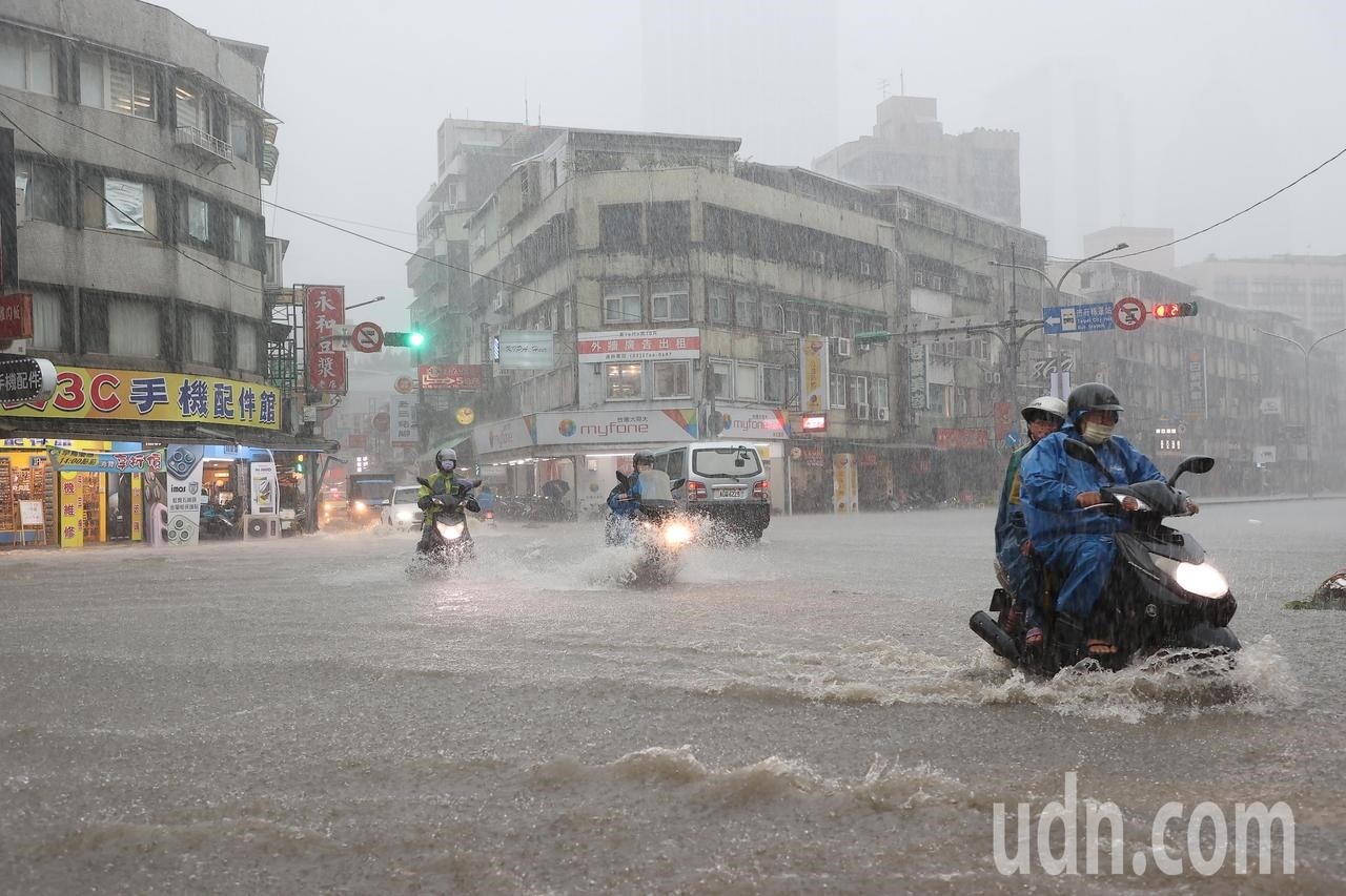 彩雲颱風逼近加上北方梅雨鋒面南下，各地迎接瞬間強降雨，並陸續傳出積水災情。圖／聯合資料照