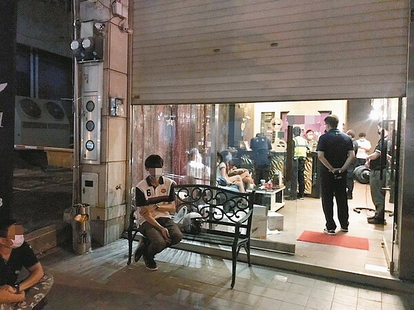 新竹縣竹北有養生會館疑開後門偷營業，多名男客人排隊候位，等待火辣美容師服務。記者巫鴻瑋／翻攝