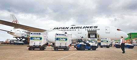 日本捐贈台灣首批124萬劑AZ疫苗,4日由日航班機運抵桃園機場,圖為地勤人員一一卸下疫苗的冷凍貨櫃。(范揚光攝)