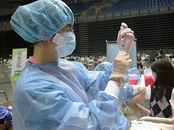 高雄市這次獲分配2.7萬劑AZ疫苗,衛生局疾管處首度規畫大型社區接種站,替第一線防疫人員施打疫苗。記者/劉學聖攝影