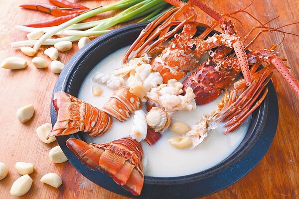 翰品酒店高雄的「龍蝦精煉海鮮鍋」。圖/雲朗觀光集團提供