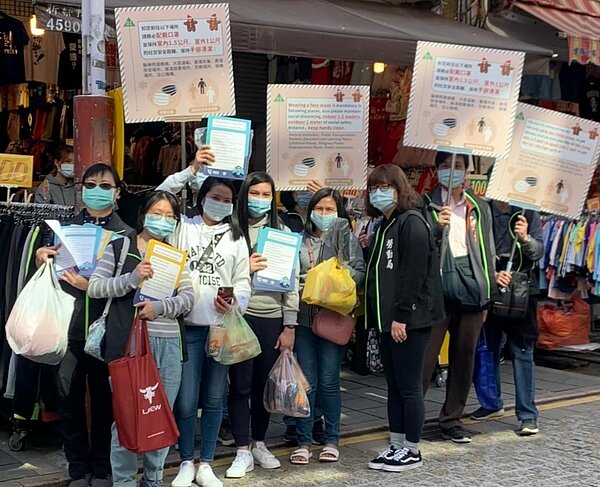 桃園市勞動局人員進行移工防疫宣導。圖/取自鄭文燦臉書