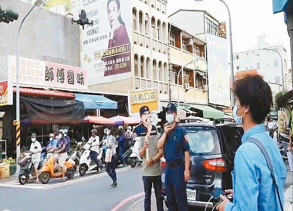 台南安平市場恢復營業，警方出動空拍機監控。記者邵心杰／翻攝