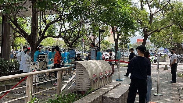 中國醫藥大學附設醫院在醫院外設置的快篩站。圖/中國醫藥大學附設醫院提供