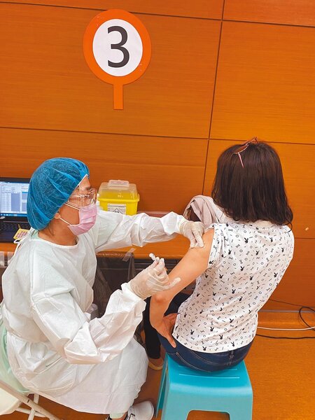 台南市社會局5日已開始針對長照住宿型機構工作人員施打新冠肺炎疫苗。（台南市社會局提供／程炳璋台南傳真）