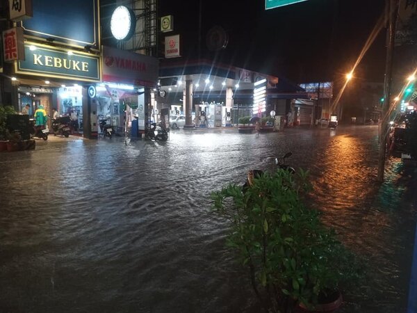 因大雨滂沱，排水宣洩不及，麻豆中山路市區一度積水。圖／讀者提供

