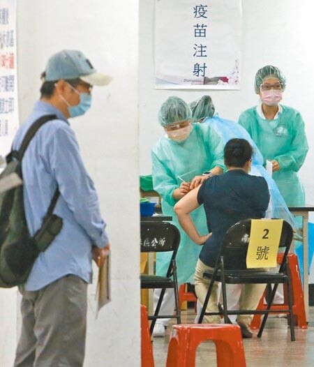 長照養護機構群聚感染連環爆，台北市長柯文哲宣布將長照、安養機構等與照顧長者有關的工作人員疫苗施打順序往前調，比照第一類基層診所，5日符合資格的人員前往臨時接種站施打疫苗。（趙雙傑攝）