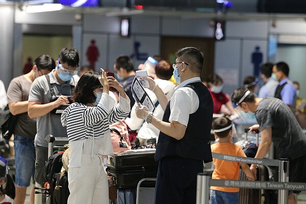國人赴美打疫苗?長榮增班 長榮航空飛洛杉磯航班將由每周三班增為七班,引發國人熱議是否因國內疫苗短缺,吸引國人赴美打疫苗。 報系資料照/記者鄭超文攝影