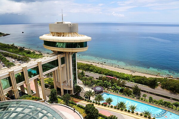 以海天一色為特色的屏東墾丁H會館,本月2日向屏東縣府申報裁員16名員工,並在官網宣布暫時停業至本月底。圖/取自H會館官網