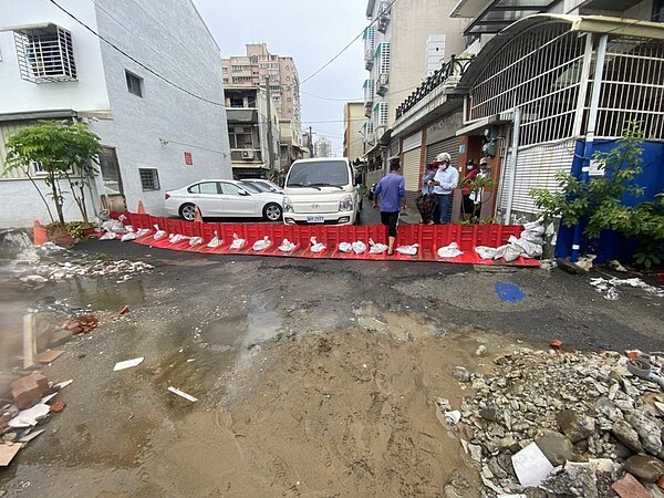 台南市永康區中華路154巷L型防水擋板布設完成。圖/台南市府水利局提供