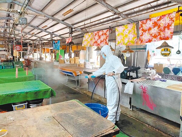 台南市政府派員到佳里區第一黃昏市場清消。（台南市政府提供／曹婷婷台南傳真）