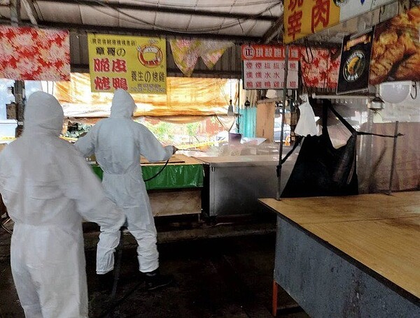 台南佳里第一黃昏市場在有攤商確診後加強清消。圖/市府提供