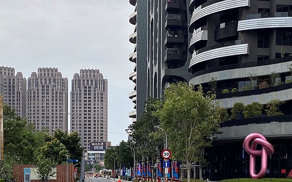 現今豪宅與高價宅的重要「標配」為綠園道、林蔭大道等景觀優勢。圖/業者提供